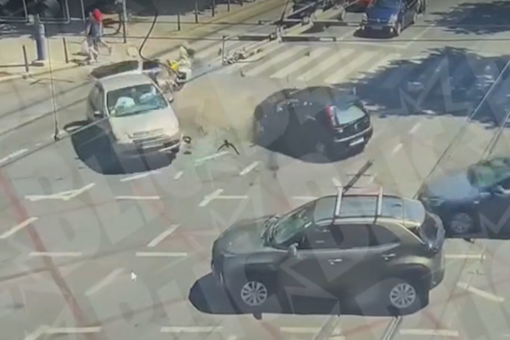 Snimak stravične nezgode tokom potere u Takovskoj, automobil naleteo na vozilo u kom je bila porodica sa decom