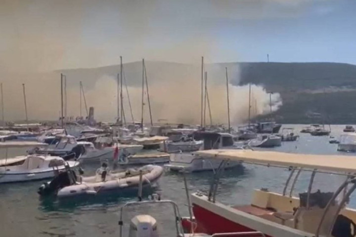 Zbog požara u Njivicama kod Herceg Novog evakuišu turiste iz hotela brodovima