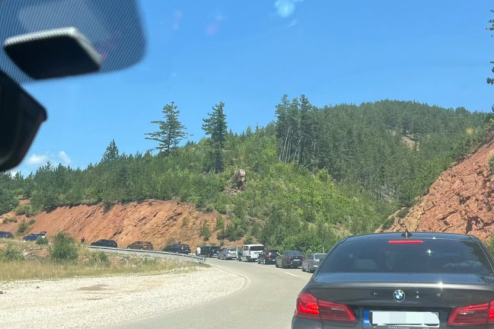Saobraćajna nezgoda na putu od Borove Glave prema Zlatiboru, saobraćaj obustavljen