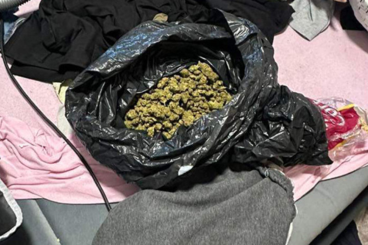 Novi Sad: Policija u stanu pronašla narkotike i elektronske cigarete sa uljem kanabisa, osumnjičeni uhapšen