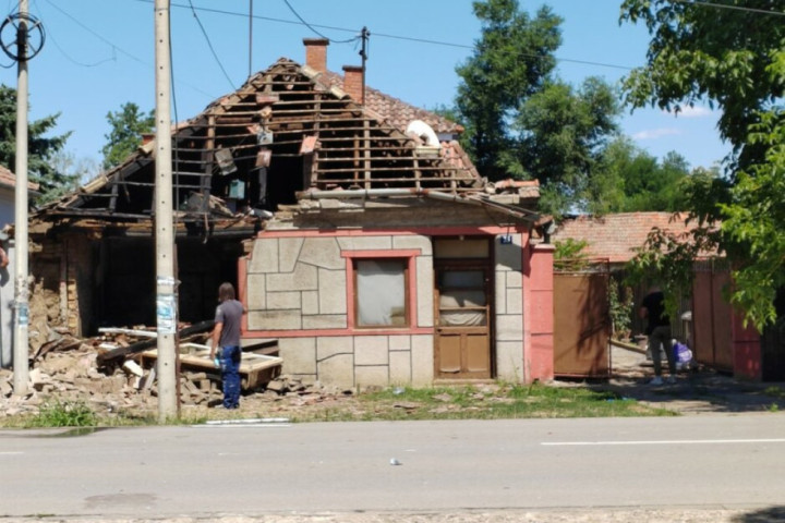 Ugašen požar nakon eksplozije u porodičnoj kući u Kikindi, povređene dve osobe