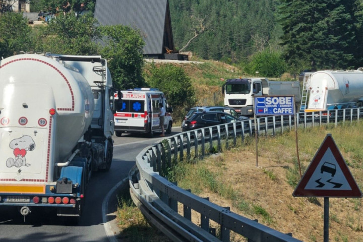 Težak udes u klisuri, ima povređenih: Nezgoda u Međuvršju kod Čačka, saobraćaj obustavljen u oba smera