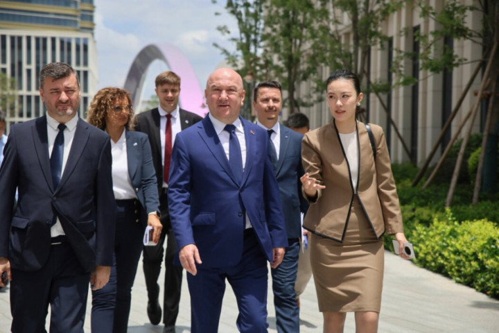 Popović u Šangaju posetio kompaniju Huavej: 20 godina saradnje sa Srbijom
