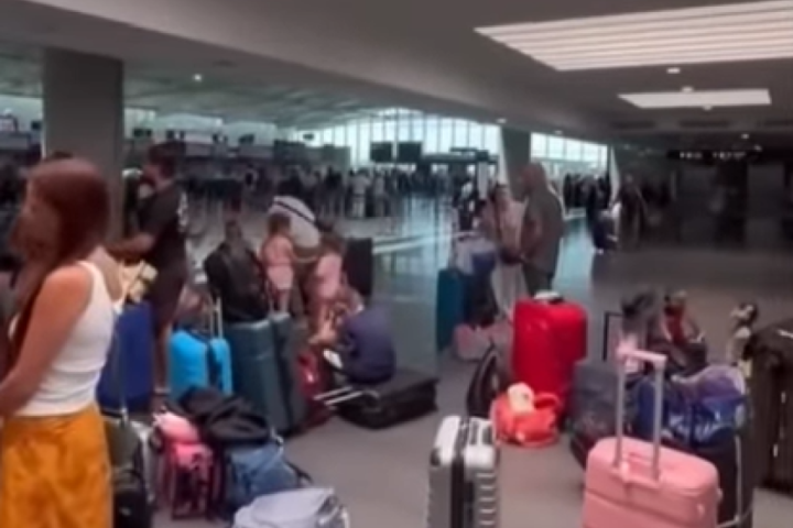 Turisti iz Srbije zarobljeni na aerodromu na Kipru, agencija ćuti (VIDEO)