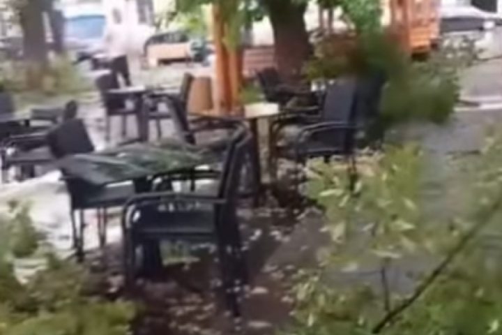 Krenulo je nevreme! Vetar i kiša lome sve na ulicama Požarevca