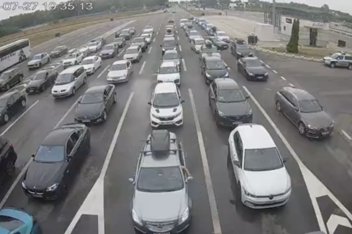 Teži uslovi za vožnju zbog padavina i pojačanog saobraćaja: Zadržavanje na Horgošu 45 minuta, na Gradini i Preševu duže