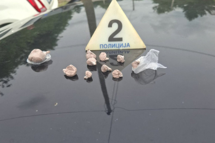 Uhapšeni dileri u Obrenovcu: U pokušaju bega oštetili policijsko vozilo, pronađen heroin i marihuana