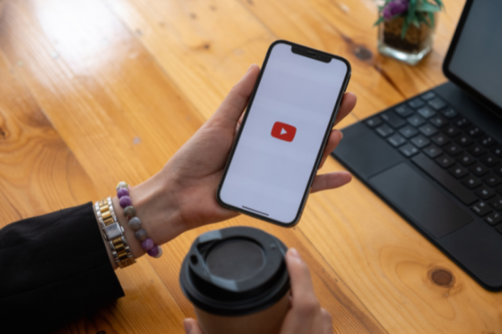 YouTube od sada dozvoljava psovke ali samo ako su na početku videa. Zarada ostaje netaknuta ukoliko opsujete u prvih 7 s