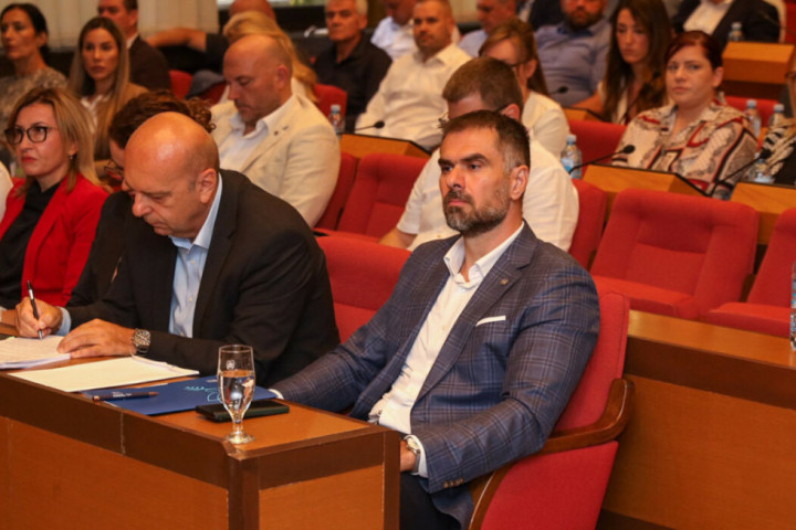 Skupština Novog Sada usvojila inicijativu da se podigne spomenik stradalima u padu nadstrešnice na Železničkoj stanici