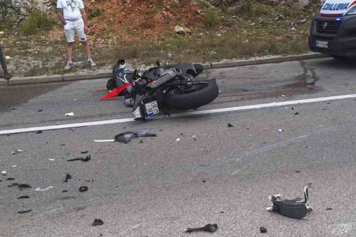 Teška nesreća kod Čačka, poginuo mladić (26): Izgubio kontrolu nad motorom, sleteo sa puta pa nastradao