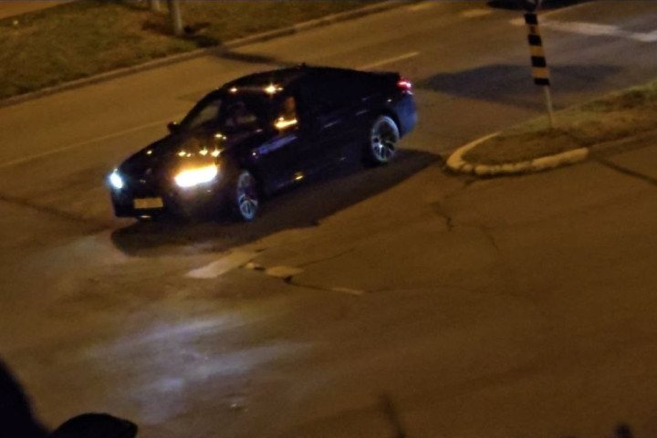 Bahatom vozaču BMW koji je "pucao" iz auspuha oduzeto vozilo, kazne za njega i vozača drugog automobila