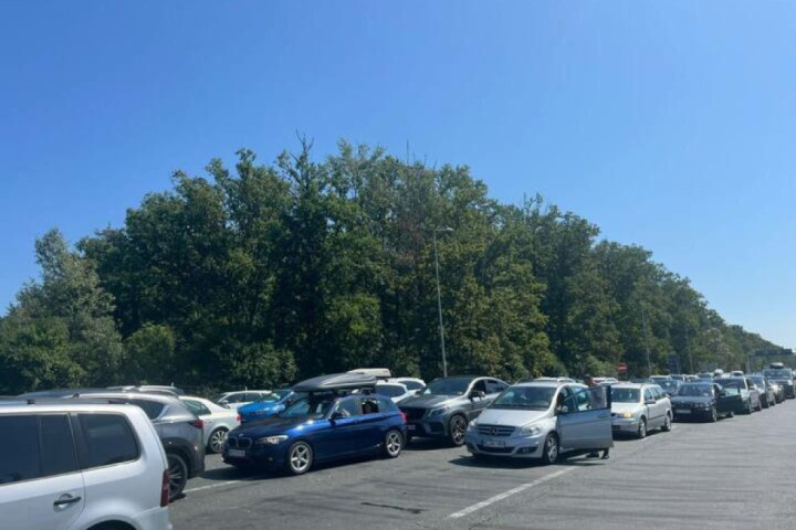 Saobraćaj pojačanog intenziteta na autoputevima i prelazima ka Mađarskoj i Hrvatskoj