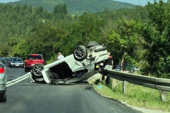 Težak udes na putu Užice-Čajetina: Od siline sudara vozila se prevrnula, hitna pomoć i policija na terenu