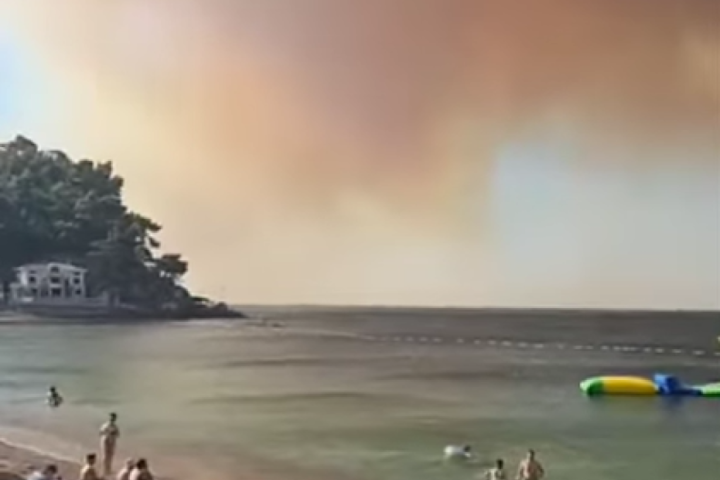 Požari u Crnoj Gori se ne smiruju: Srpski helikopter i dalje gasi vatrene stihije