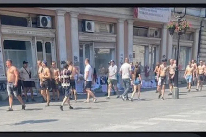 HAOS U KNEZ MIHAILOVOJ: Navijači Leha lome divljaju u centru Beograda