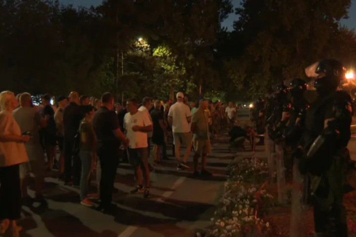 Protesti i večeras u više gradova, demolirane prostorije SNS-a u Novom Sadu