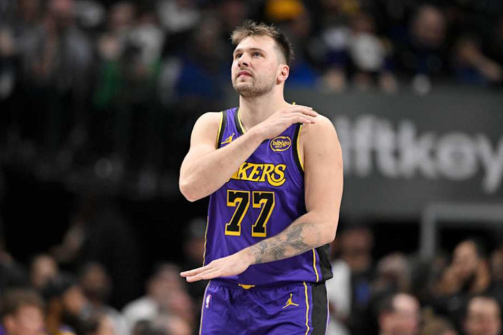 Povredio se Luka Dončić: Napustio parket, stradalo koleno u sudaru sa saigračem