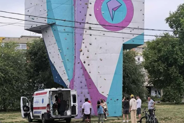 Čovek u Zemunu pao sa vrha stene za penjanje
