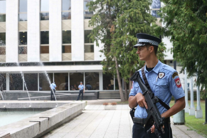 Dojava o bombi u Narodnoj skupštini Republike Srpske: Poslanici hitno evakuisani, odložen početak sednice