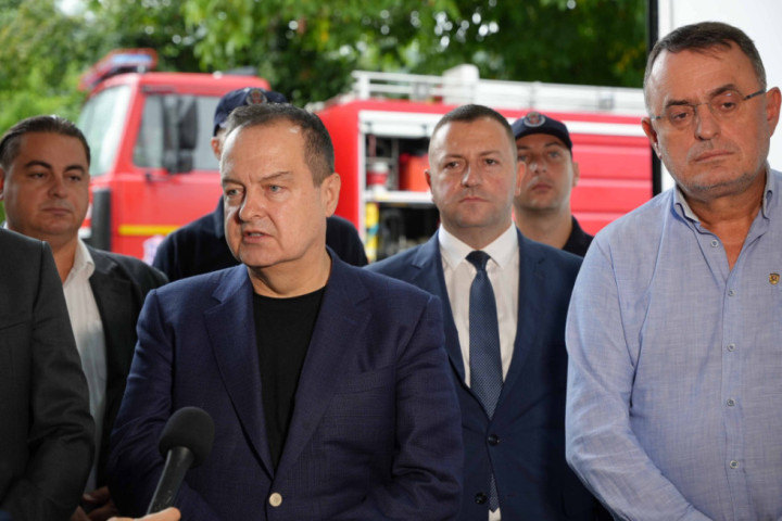 Dačić obišao vatrogasce i policiju u Osečini: Poručio da će obići sve policijske stanice u Srbiji.