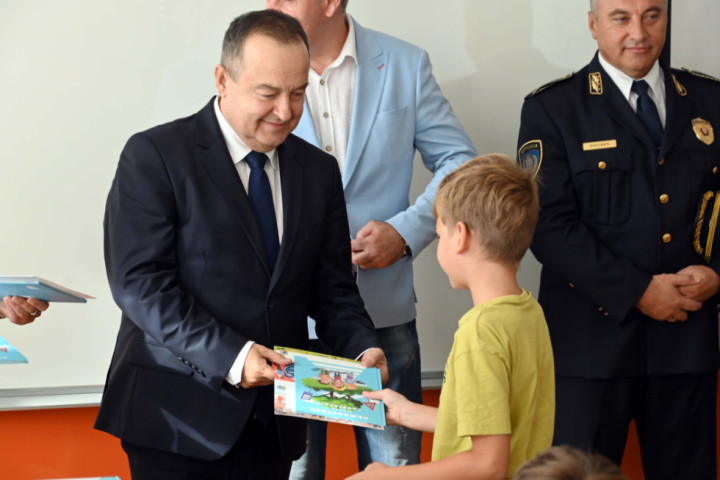 Dačić obišao školu u Zemunu: "Bezbednost dece je prioritet u radu MUP-a"