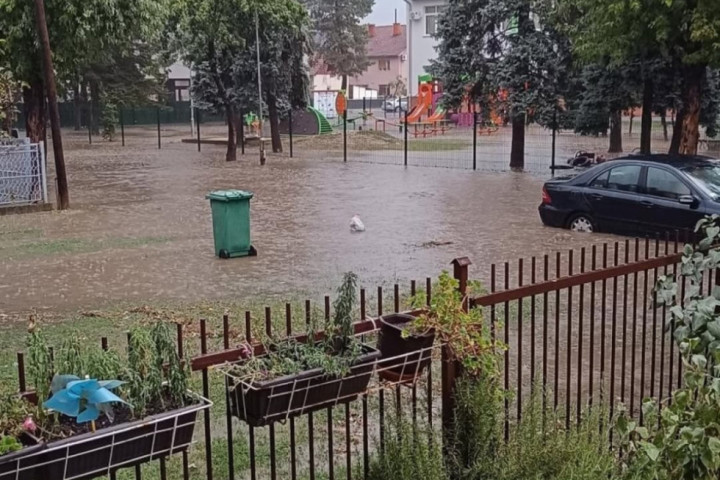 Nevreme pogodilo gradove širom Srbije, oluja u Kragujevcu, u Valjevu grad veličine oraha