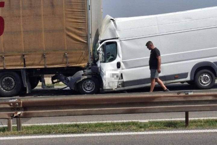 Teška saobraćajna nezgoda kod Lozovičke česme: Vozač kombija teško povređen