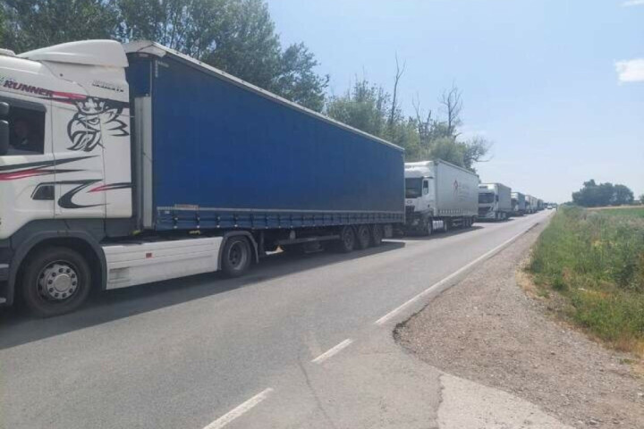 Na izlazu iz Srbije putnička vozila čekaju do sat vremena, teretnjaci do četiri sata