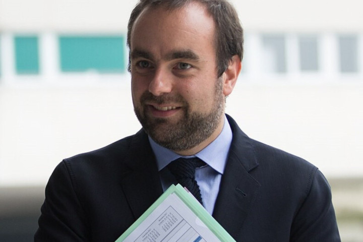 Ko je Sebastijan Lekorni, novi premijer Francuske