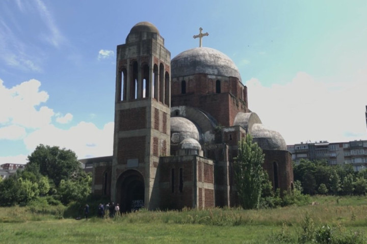 Oskrnavljena kapela na pravoslavnom groblju u Prištini