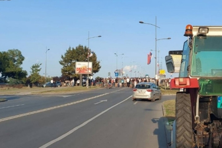 NAPETO U NOVOM SADU: U Isto vreme skupovi Zborova i pristalica SNS, žandarmerija blokirala most Duga