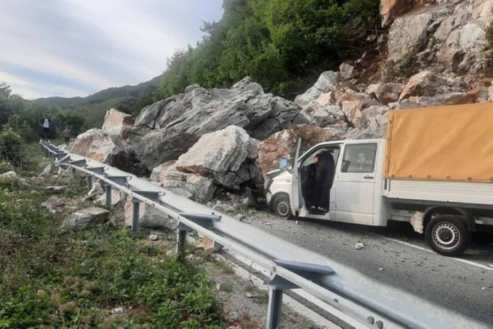 Odron na Obzovici, obustavljen saobraćaj na putu Budva-Cetinje