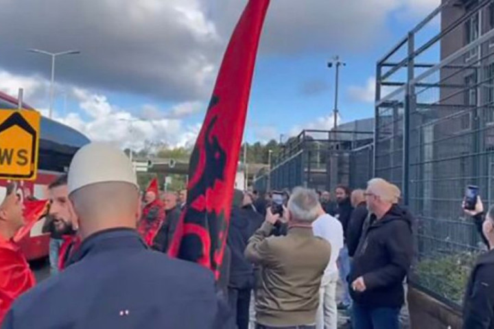 Zastave sa "UČK" vijore se u Hagu: Albanci došli da protestuju zbog suđenja liderima zločinačke OVK