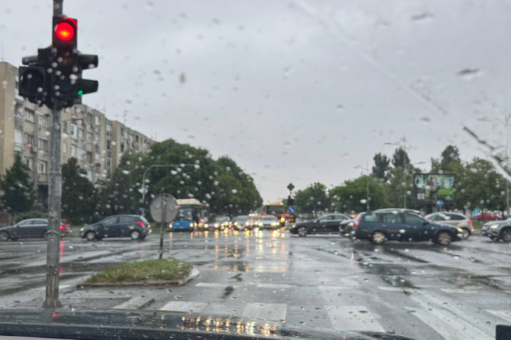 Oblačno i hladno vreme, mestimično s kišom, na planinama sa slabim snegom