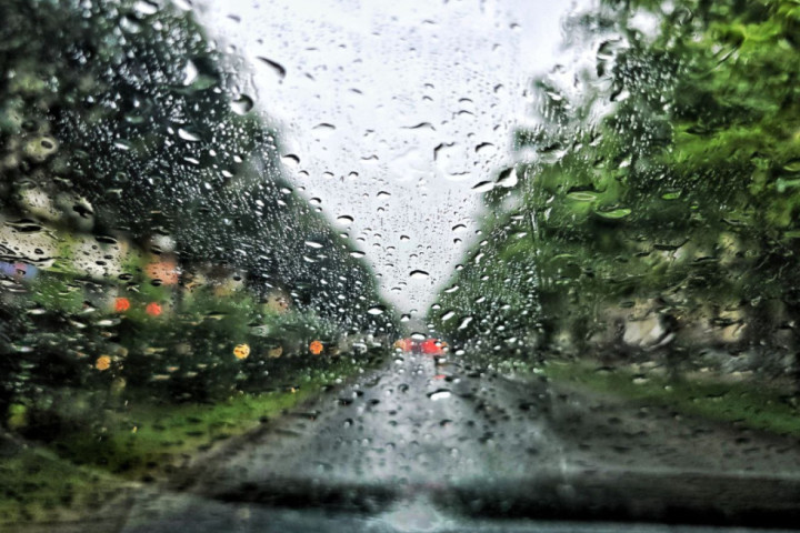 Snažno nevreme popodne pogodilo Loznicu, ulice pod vodom