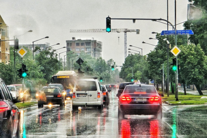 U Bačkoj, Sremu, na zapadu i jugozapadu zemlje kiša, na planinama sneg