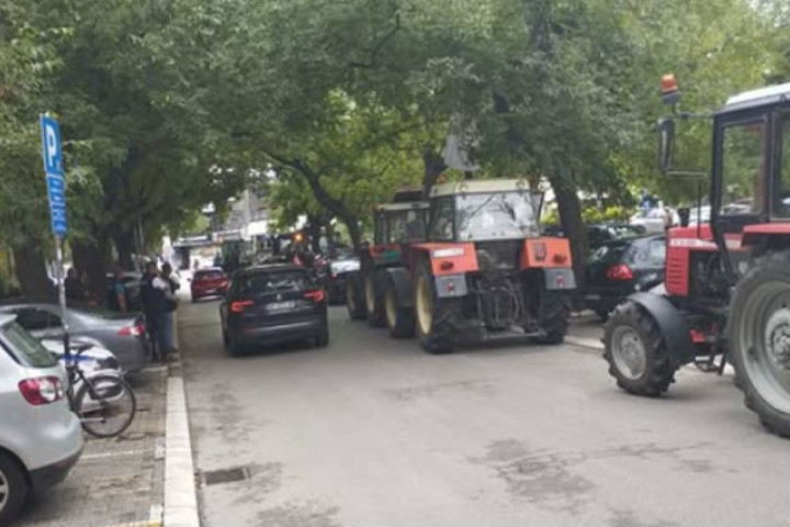 U Novom Sadu protest poljoprivrednika ispred suda u Sutjeskoj