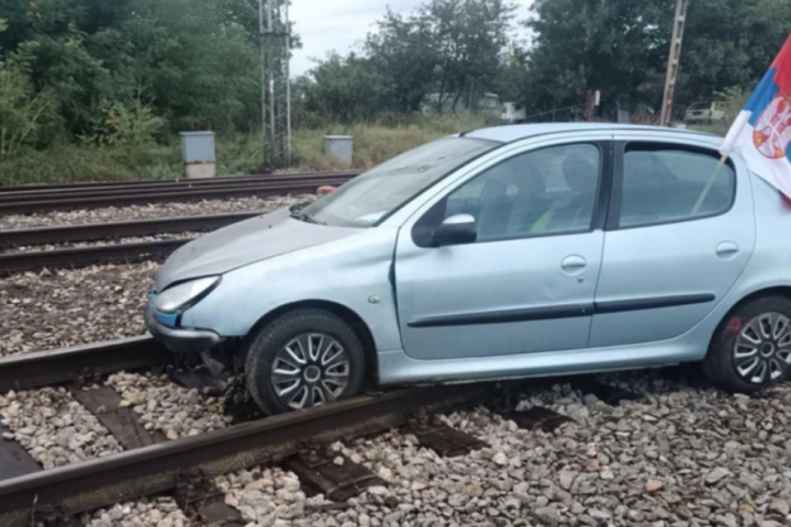 Automobil sa prikolicom sleteo na prugu kod Stare Pazove