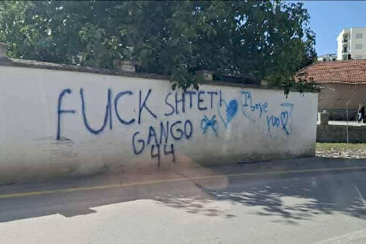 Na zidu dvorišta crkve u Kosovskoj Vitini pogrdni grafiti usmereni protiv Srba i SPC