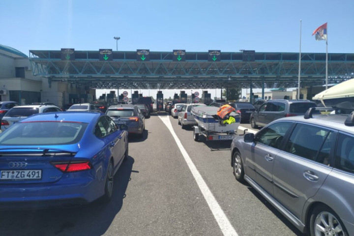 Lančani sudar pet automobila na Batrovcima, čekanje u koloni duže od dva sata