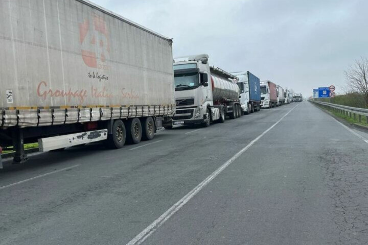 Teretnjaci čekaju pet sati na izlazu iz Srbije na prelazu Šid