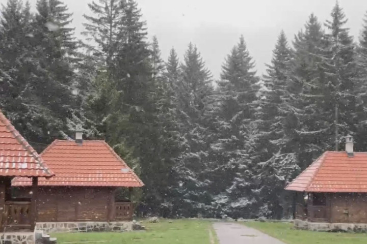 Pao prvi sneg u Srbiji, zabeleli se krovovi na poznatoj srpskoj planini