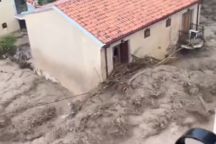 Ulice u Bugarskoj potpuno potopljene: Mediji navode da ima više stradalih lica