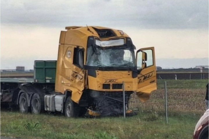 Saobraćajna nezgoda na autoputu kod Inđije: Kamion probio zaštitnu ogradu, pa sleteo u njivu