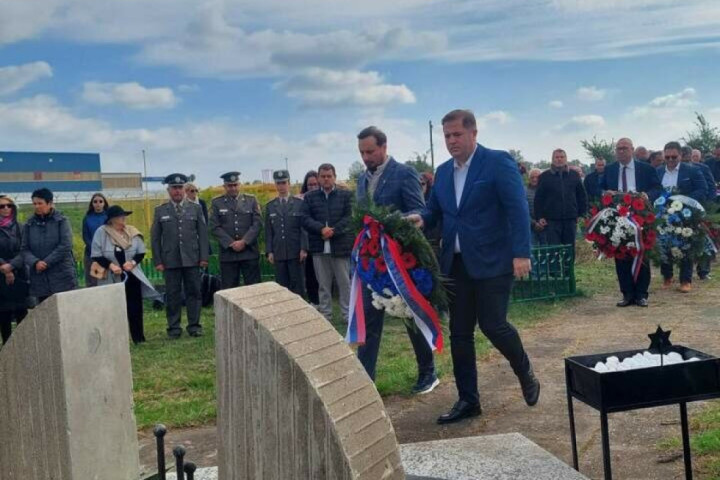 Održana komemoracija nevinim žrtvama Drugog svetskog rata kod spomen-obeležja u Zasavici