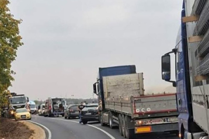 NAJMANJE DVE OSOBE POGINULE: Autobus pun putnika se prevrnuo kod Sremske Mitrovice