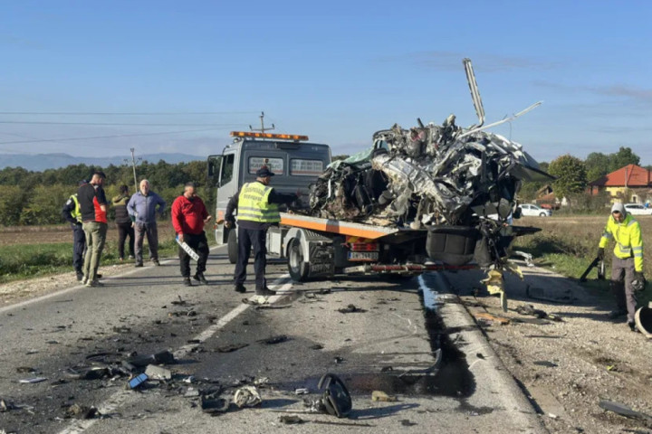Jezive scene kod Čačka: Automobi zgužvan, vozač automobila udario direktno u autobus