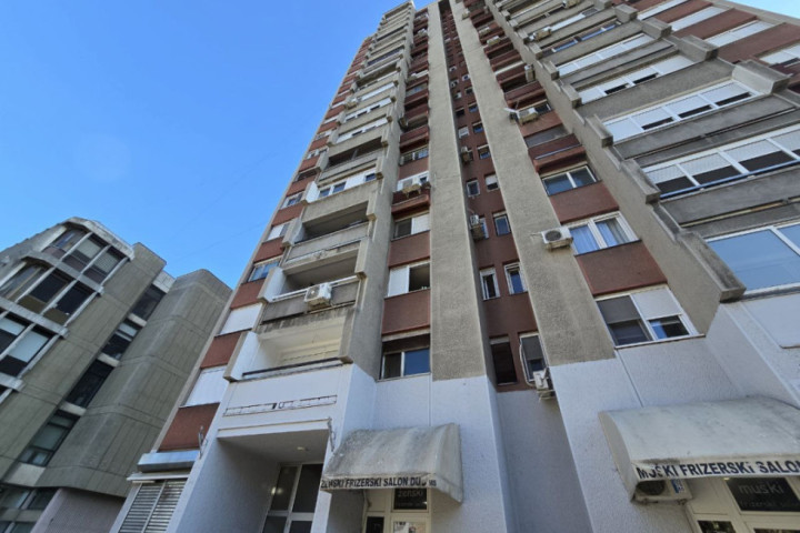 UŽAS U NOVOM SADU: Devojka skočila s drugog sprata i pala na dostavljača koji je pokušao da joj pomogne, oboje povređeni