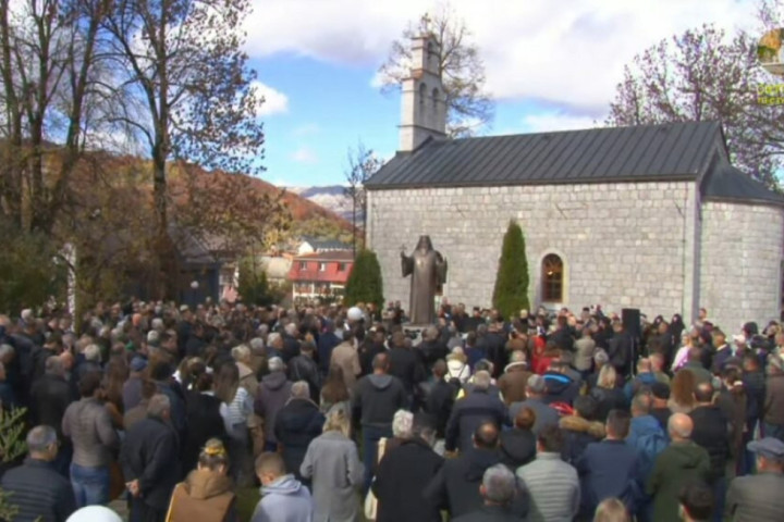 Otkriven spomenik mitropolitu Amfilohiju u Kolašinu