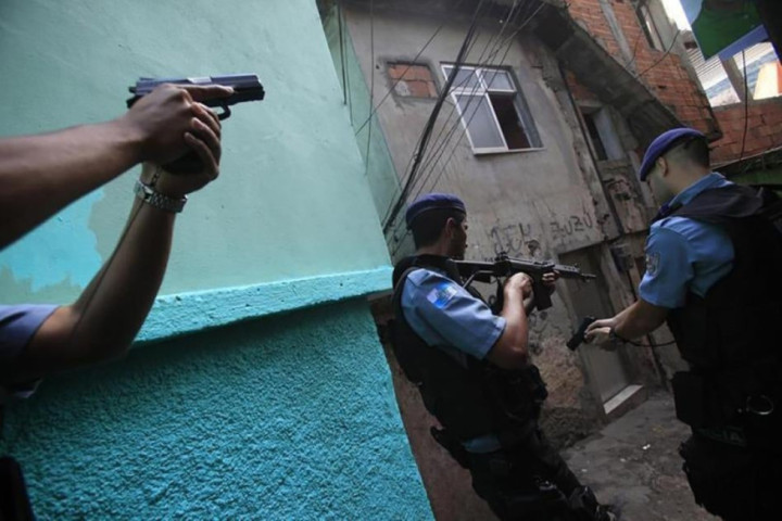 Čak 64 osobe poginule u razmeni vatre između policije i bande u Brazilu